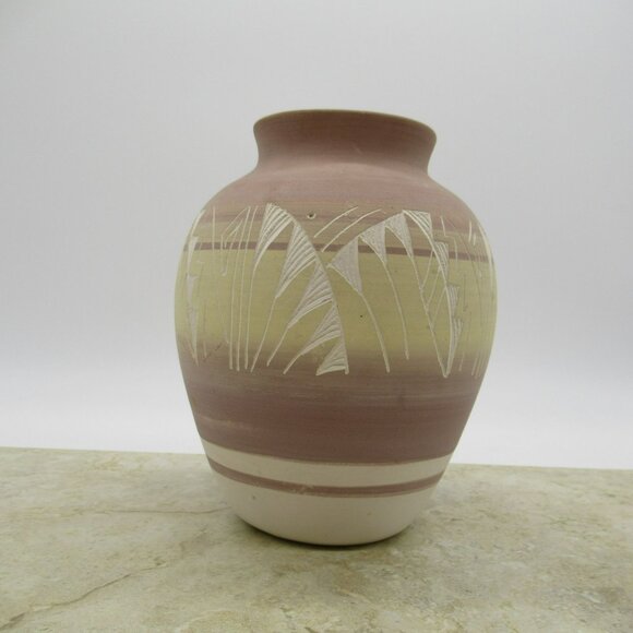 Navajo Mesa Verde Pottery Vase Signed M Jones 5.5" Neutral Brown Beige NAV USA - Picture 3 of 14